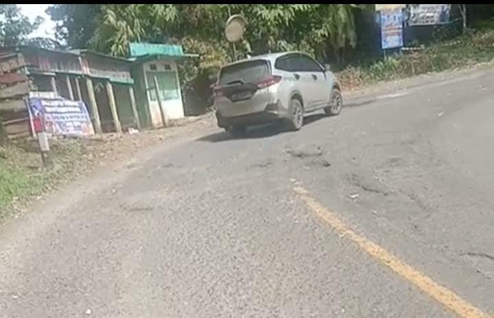 Liku Lematang Rusak, Rawan Lakalantas di Tikungan Tugu Ikan Besemah