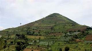 Ternyata Temuan Ini di Gunung Padang Yang Membuat Heboh, Simak Penjelasannya! 