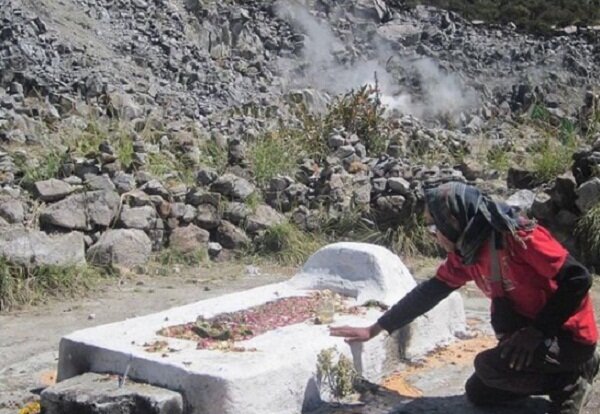 Di Gunung Sumbing Terdapat Makam Misterius, Makam Siapakah? 