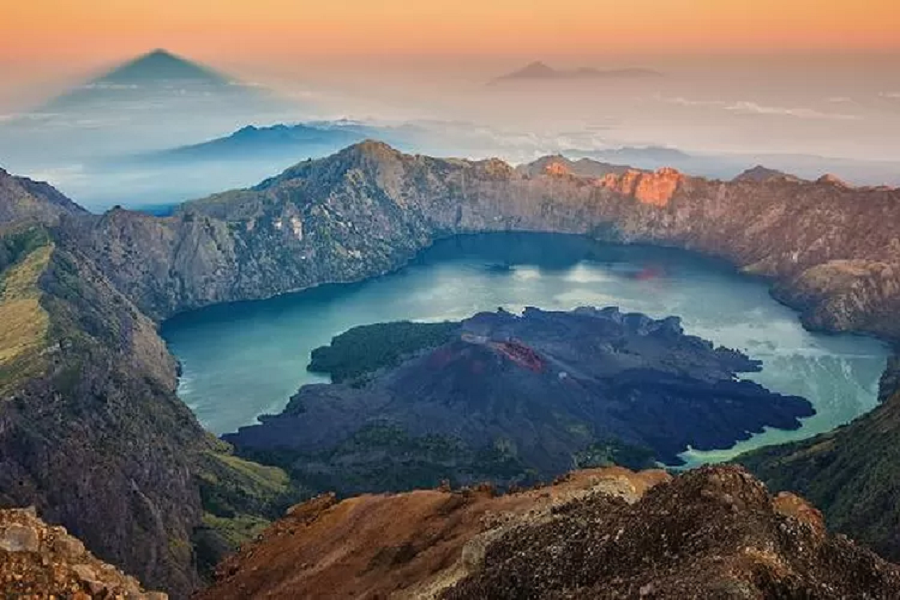 Misteri Nama Gunung Rinjani: Antara Legenda dan Sejarah