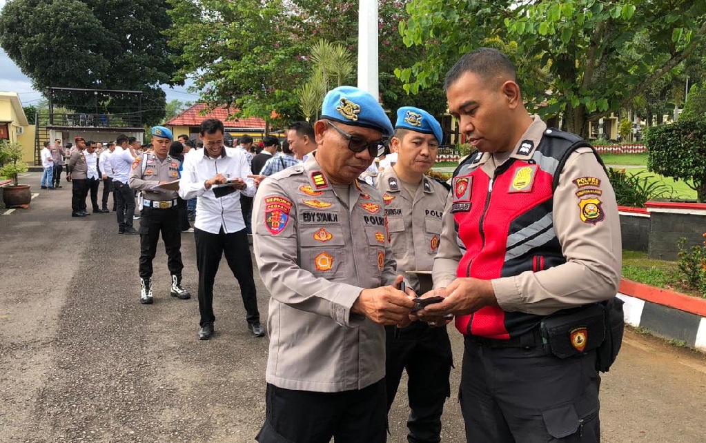 Tingkatkan Disiplin dan Profesionalisme Jajaran, Propam Polres Pagar Alam Cek Administrasi Personel