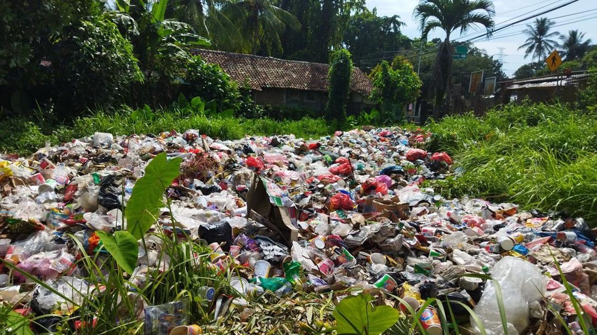 Tumpukkan Sampah di Saluran Dreanase Biang Banjir Dadakan