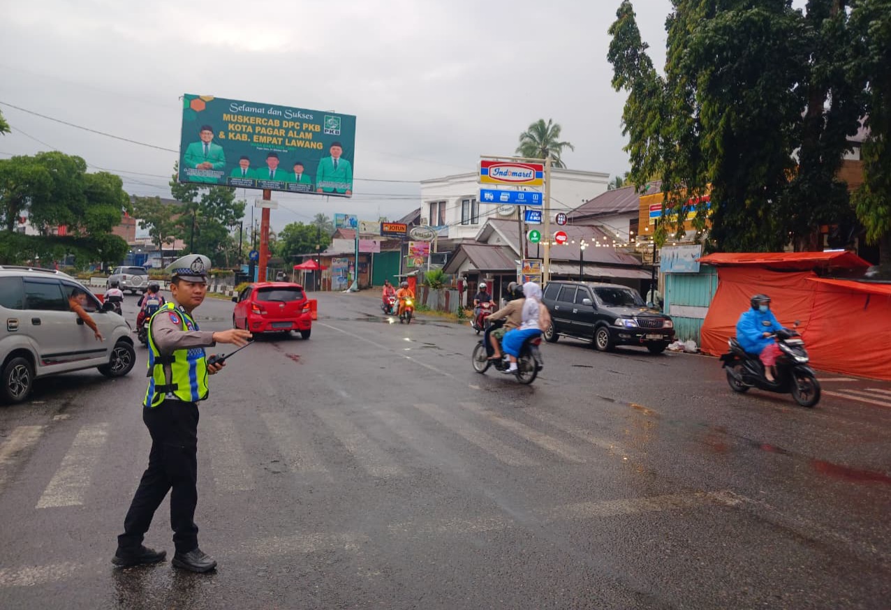 Strong Point Pagi Personel Samapta dan Satlantas   Pastikan Lalu Lintas Lancar di Pagar Alam
