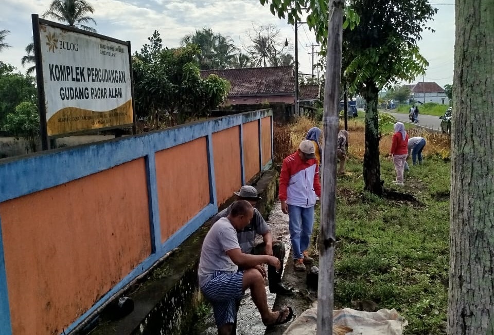 Kelurahan Tanjung Agung Gotong Royong Bersihkan Dreanase