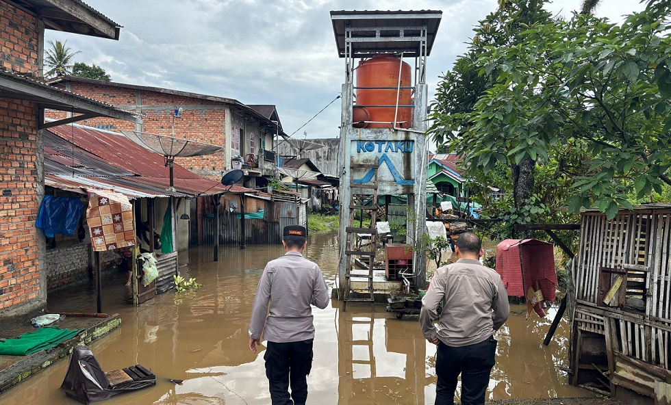 Polres Pagar Alam Sigap Tangani Banjir di Besemah Serasan