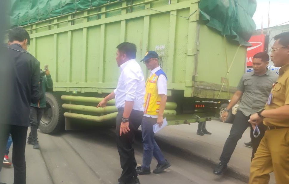 Tinjau Langsung Kerusakan Jalintim Palembang - Betung, Gubernur : Kita Perbaiki Malam Ini