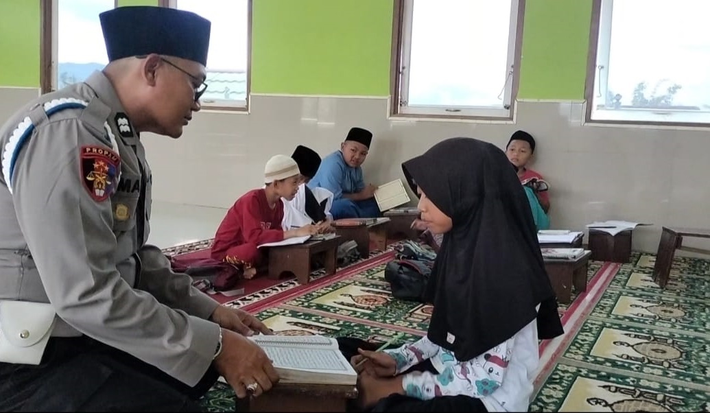 Peduli Pendidikan Agama dan Literasi, Anggota Propam Lakukan Hal Ini kepada Santri