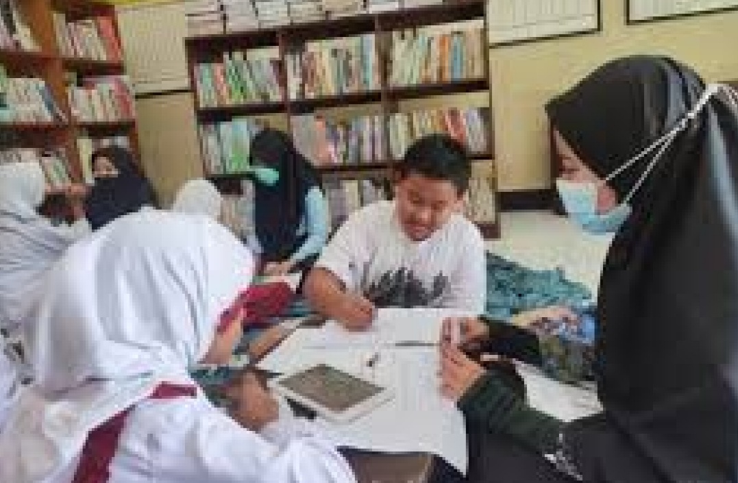 Asiknya Ngabuburit Membaca di Perpustakaan