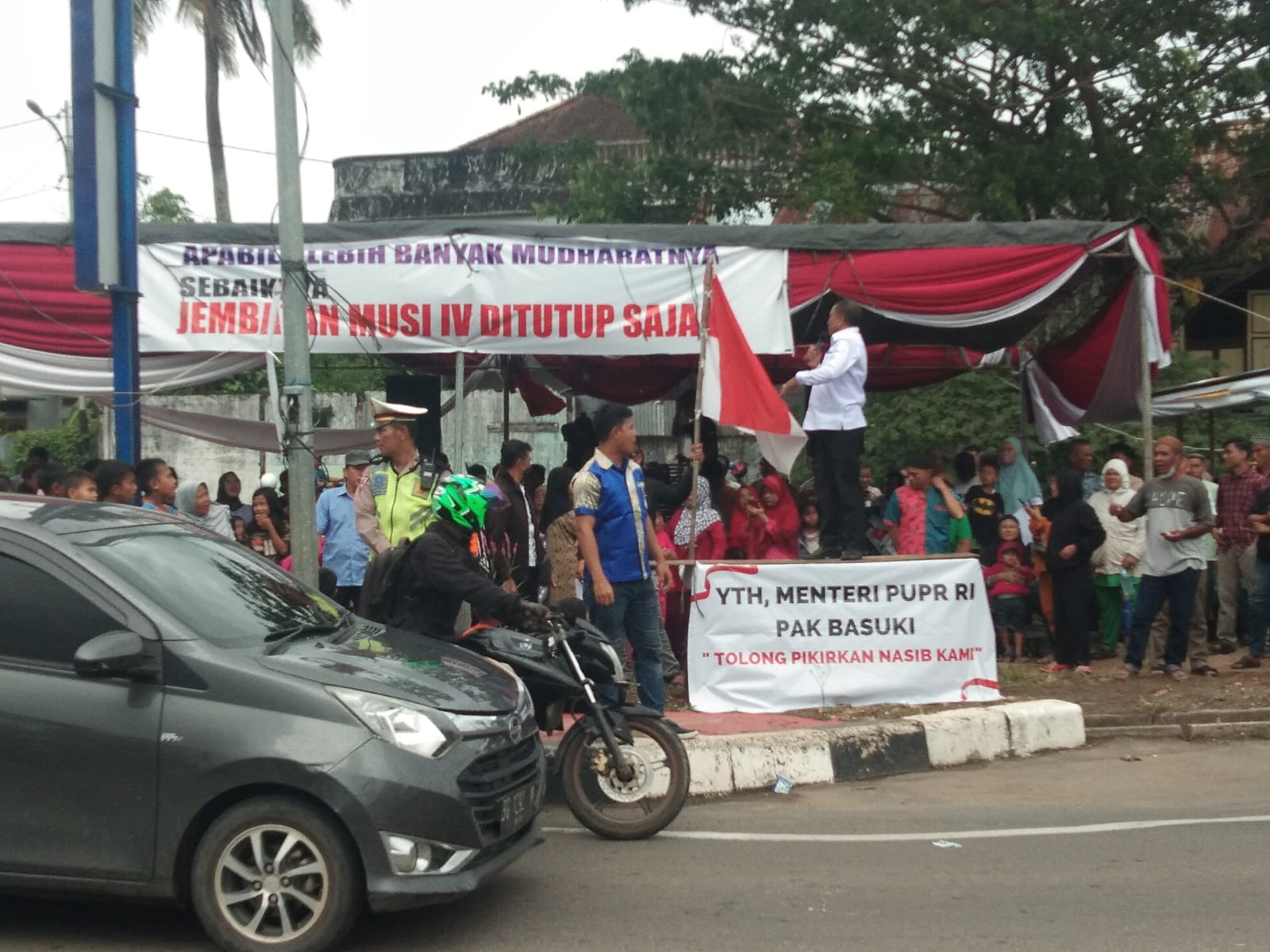 Keluhan Tidak Ditanggapi, Warga Kelurahan 13-14 Ulu Ancam Tutup Jembatan Musi IV Palembang