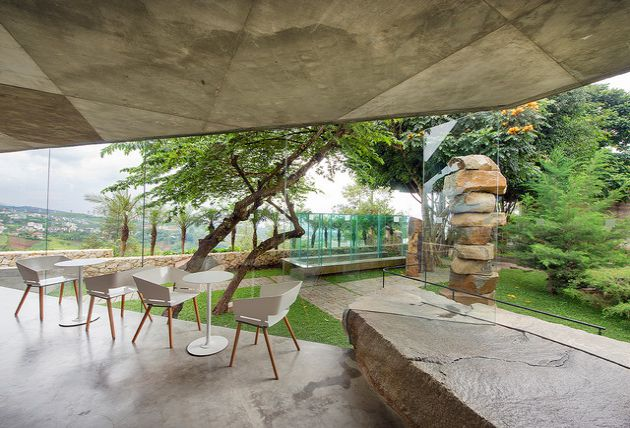 Makna Mendalam, Eksplorasi Karya Seni Batu di Taman Wot Batu Bandung oleh Sunaryo