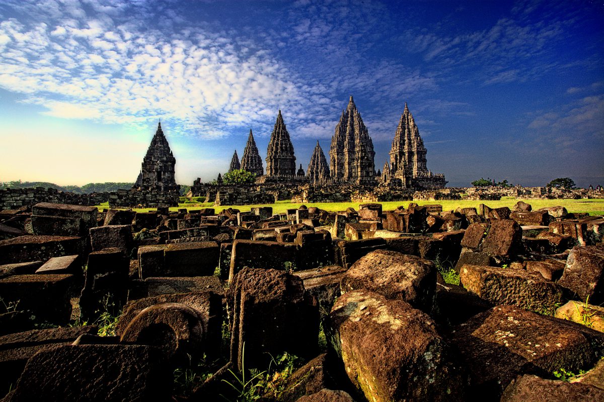 Awas Nanti Putus! Ternyata Candi Prambanan Menyimpan 5 Mitos yang Bikin Takut 