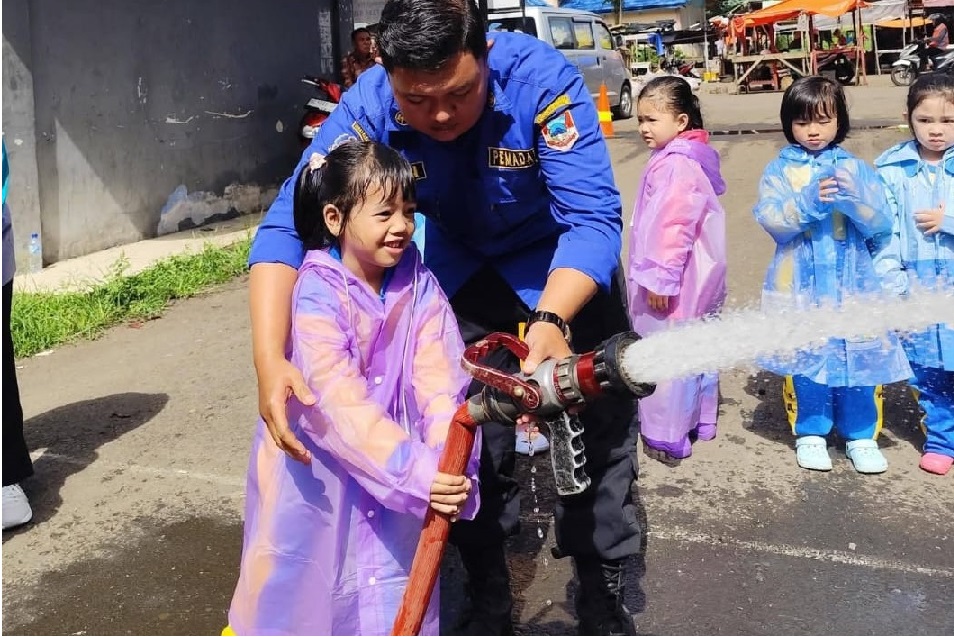 Seru dan Edukatif! Anak KB Al Vina Belajar Jadi Pemadam Cilik di Outing Class Kebakaran