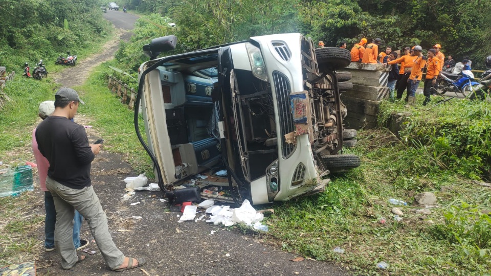 Waduuuh Bus Wisata Terguling di Curup Embun, Nasib Sopir dan Penumpang Dilarikan ke Rumah Sakit 