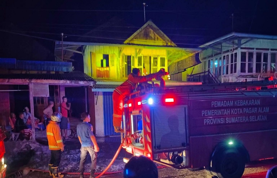 kediaman Lansia di Pagar Alam Diamuk Si Jago Merah