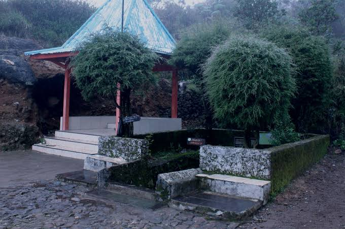 Misterius! Benarkah 3 Makam di Gunung Lawu Ini Punya Energi Sakral?