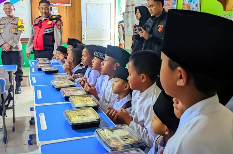 Dukung Program Presiden, Polres Pagar Alam Bagikan Makanan Sehat Bergizi