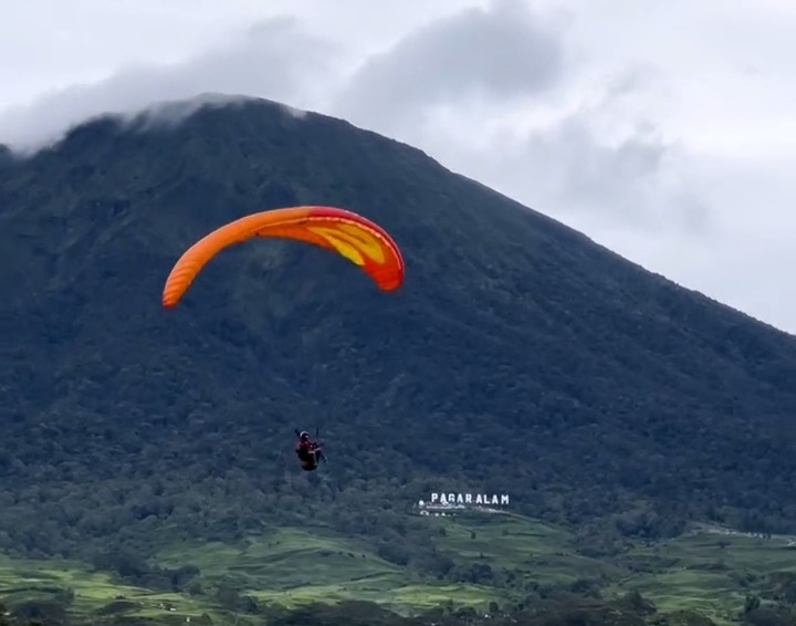 Atraksi Paralayang Festival Dempo 2025, Melihat Keindahan Pagar Alam dari Angkasa