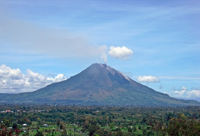 Mengungkap Misteri Gunung Kembar I: Legenda dan Kejadian Aneh di Puncaknya