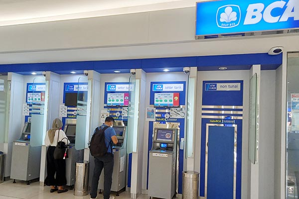 BCA: Bank Sultan! Layanan Digital Canggih, ATM di Mana-Mana, dan Fasilitas Premium Eksklusif!