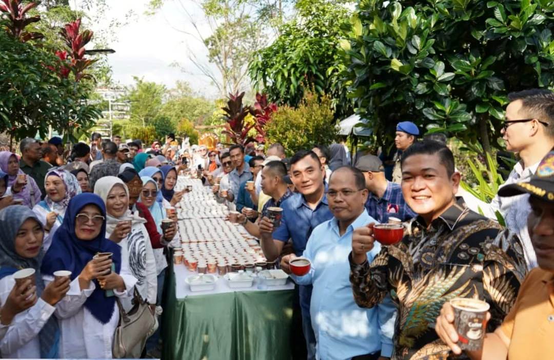Promosikan Komoditas Kopi, Pj Wako Pagaralam Pimpin Pemecahan Rekor MURI Minum Kopi di Pinggir Sungai