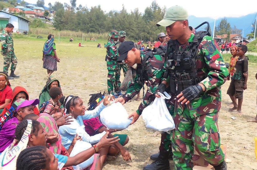 Wujud Kemanunggalan TNI, Ada Prajurit Bagikan Sembako, Terpal, dan Gotong Royong Membangun Masjid di Papua