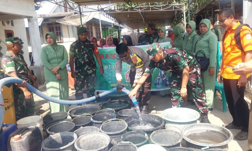 Sambut HUT TNI 78, Prajurit Gelar Baksos Pembagian Air Bersih Untuk Warga