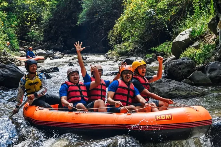 Menjajal Sensasi Adrenalin di Malang, Mengarungi Jeram Sungai Kaliwatu yang Mendebarkan!