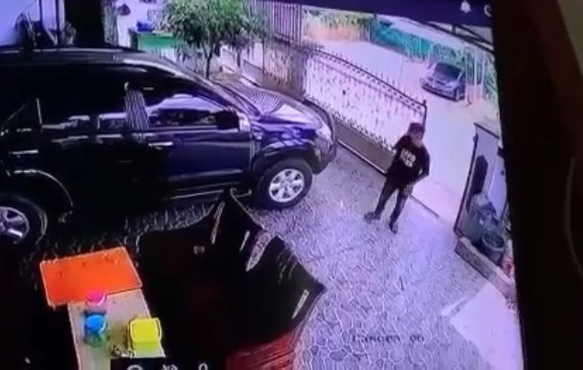 Aksi Pelaku Pencuri Sepeda Motor ‘PAPA MUDA’ Terekam CCTV, Viral di Media Sosial