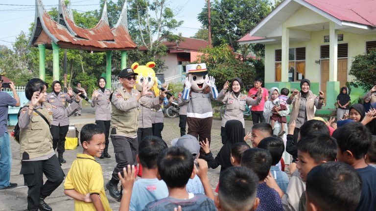 SSDM Polri Berikan Pelayanan Trauma Healing, Anak-Anak di Sungai Jambu Terhibur