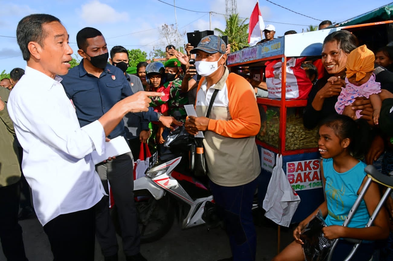 Presiden Jokowi bersama Ibu Iriana Kunjungi Pasar Langgur