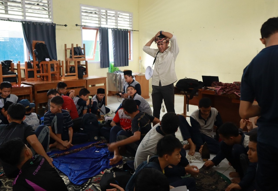 Kearifan Budaya Lokal, Siswa SMP IT Ar Raihan Buat Gitar Kepudang