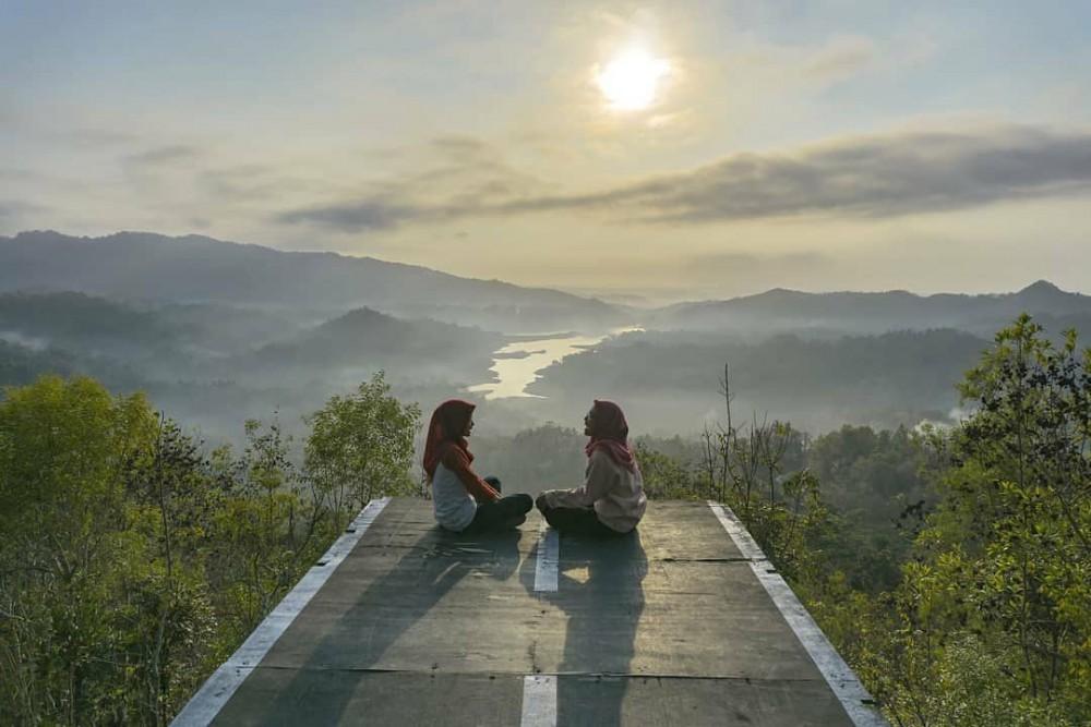 Nikmati Sunrise di Bukit Cendana, Surga Tersembunyi Nan Mempesona Tawarkan Suasana Asri dan Menyejukkan