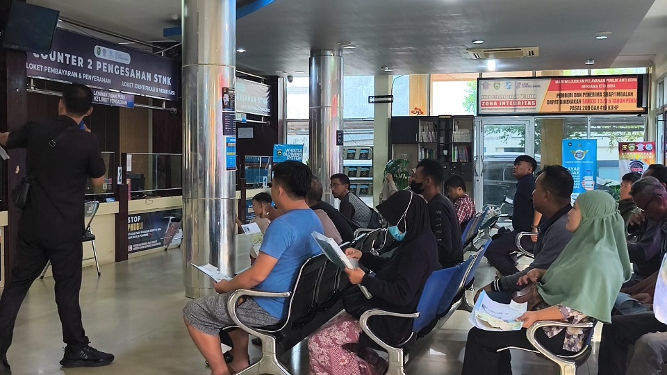 Samsat Palembang 1 Diserbu Warga, Bayar Pajak Kendaraan Jatuh Tempo saat Libur Lebaran