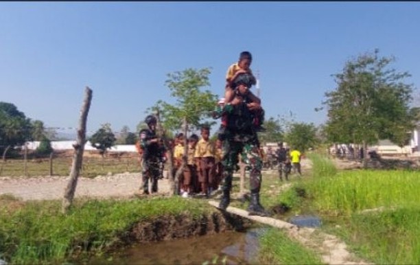 Satgas Pamtas Bersama Veteran Pejuang Pro Integrasi Upacara Bendera Di Tapal Batas RI-RDTL 