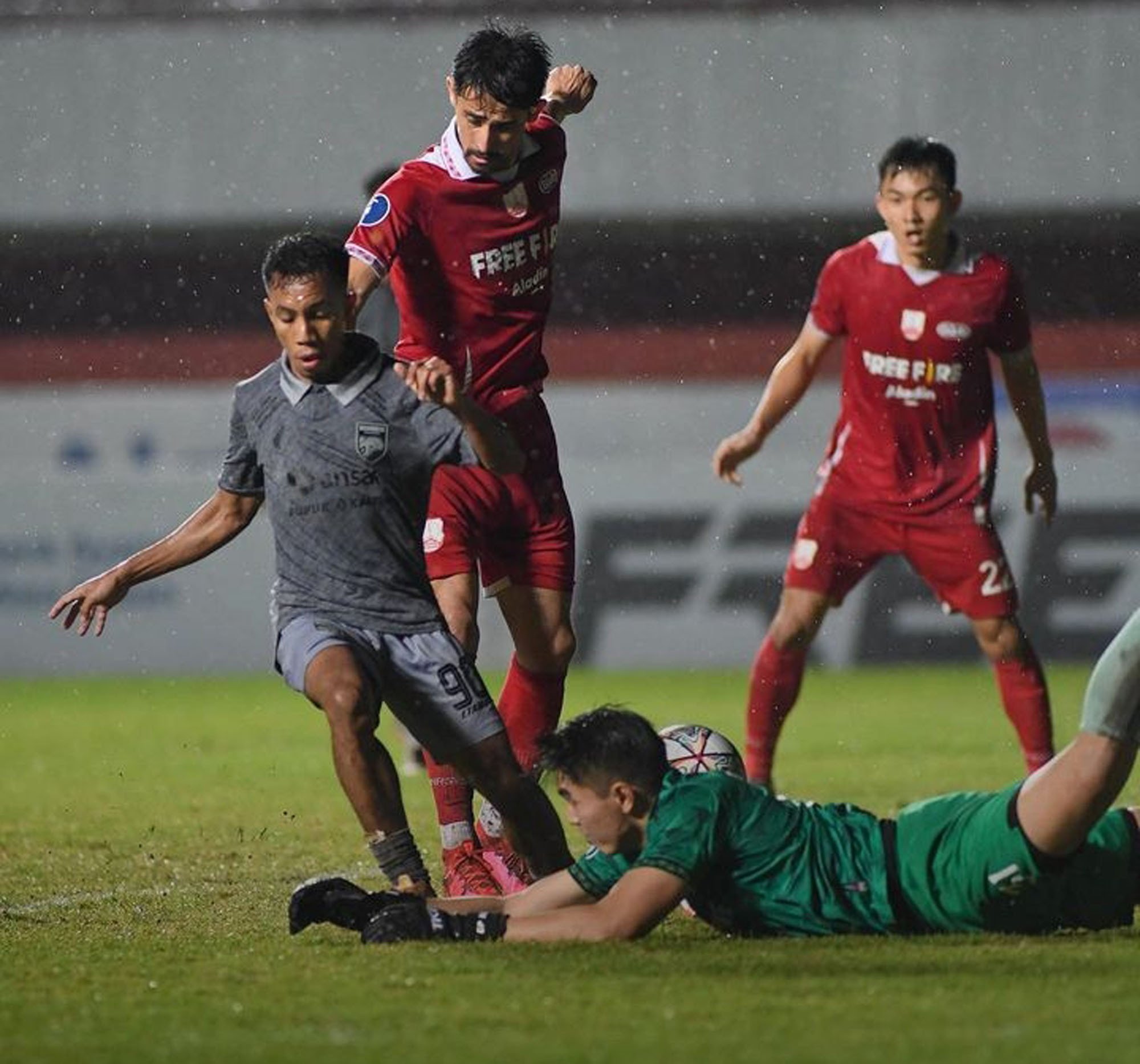 Borneo Tahan Imbang Persis