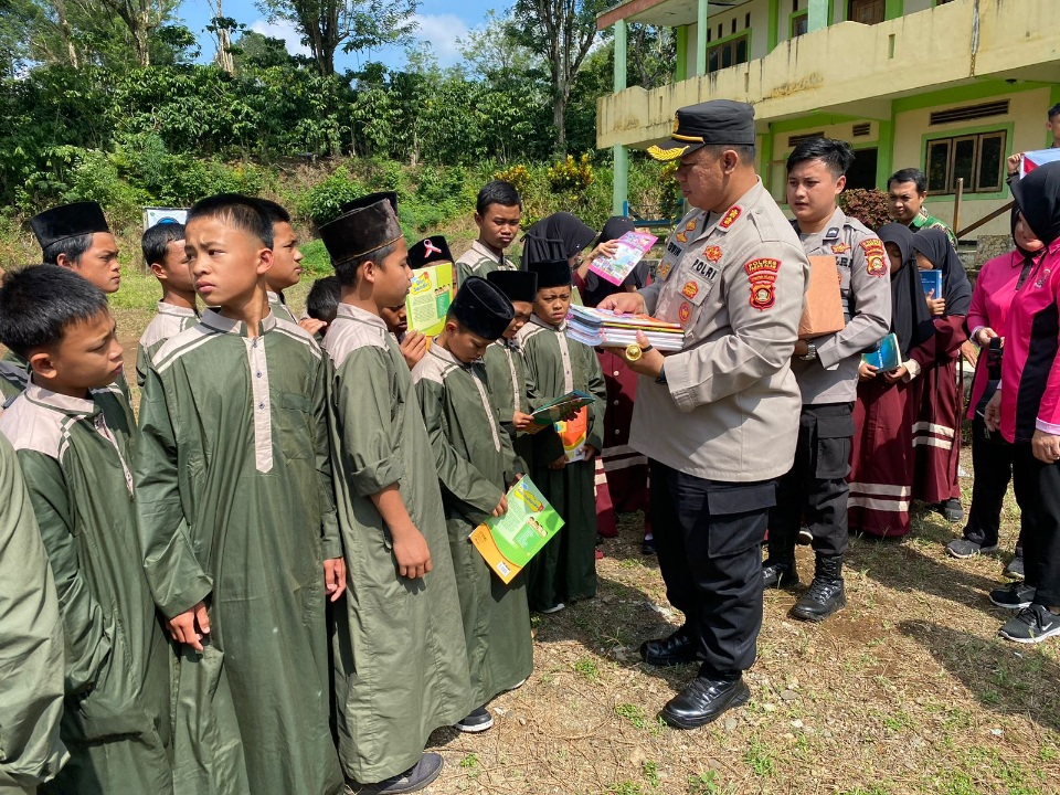 Polres Pagar Alam Distribusikan Buku Bacaan ke Panti, SD dan Ponpes, Wujud Polri Peduli Budaya Literasi