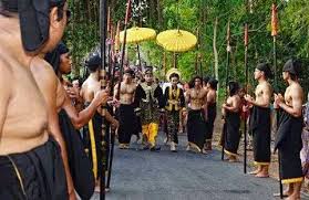 Keponya Pake Banget, Mempelai Pengantin Suku Ini Ngelakuin Ritual Begini Saat MP