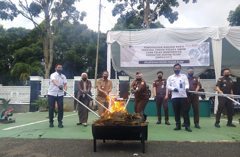 Kejari Pagar Alam Musnahkan Barang Bukti Kejahatan