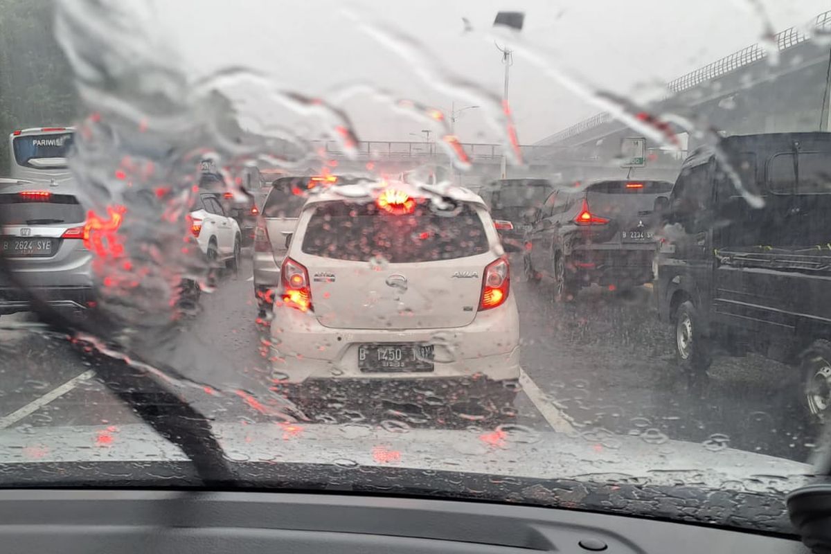 Trik Penting Mengemudi Mobil Saat Musim Hujan, Cek Tips Nya Disini!