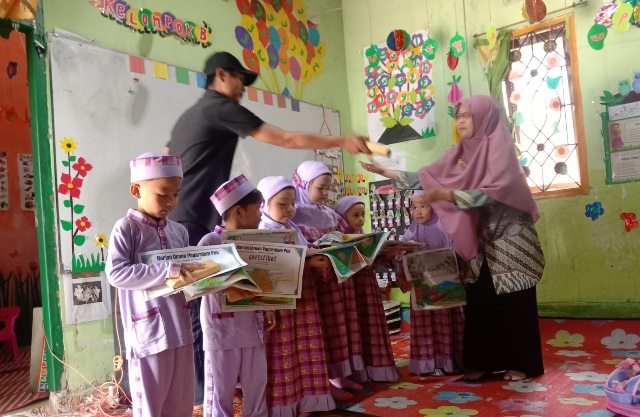 Latih Kreatifitas Sejak Dini, Siswa TK Da’arul Hayah Ikuti Lomba Mewarnai Pagaralam Pos