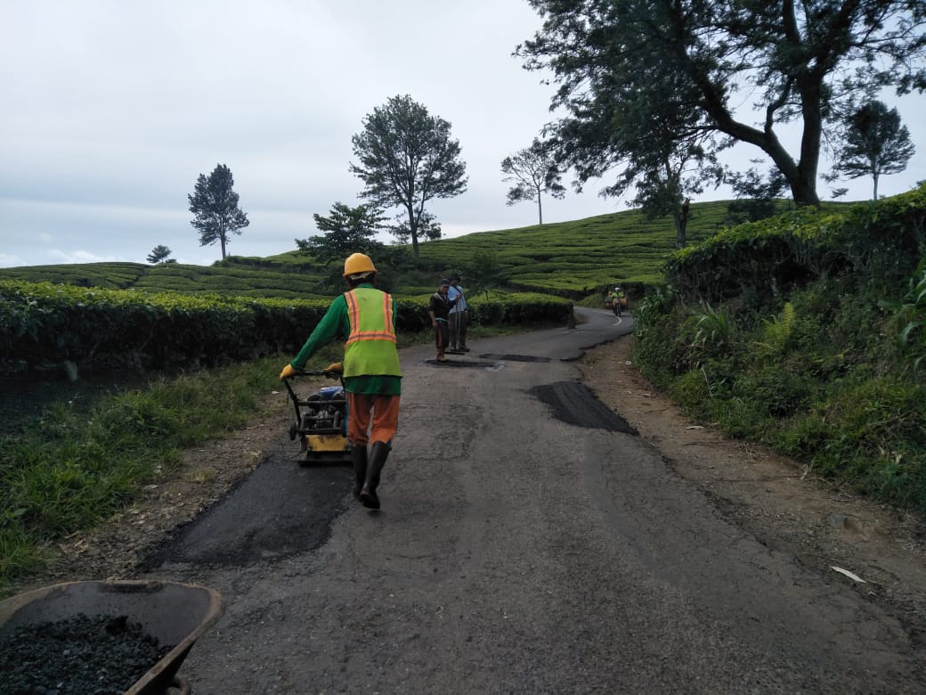 Dukung Pam Nataru, PUPR Perbaiki Kerusakan Jalan Wisata Kebun Teh