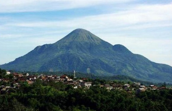 Suara Misterius di Puncak Gunung Penanggungan, Mitos dan Misteri yang Melegenda! Simak Faktanya Disini!