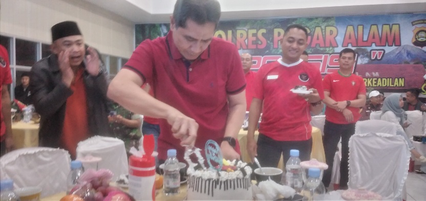 Saat Nobar Indonesia Vs Uzbekistan, Kajari Diberi Kejutan Kue Ultah ke 56 dari Kapolres Pagar Alam