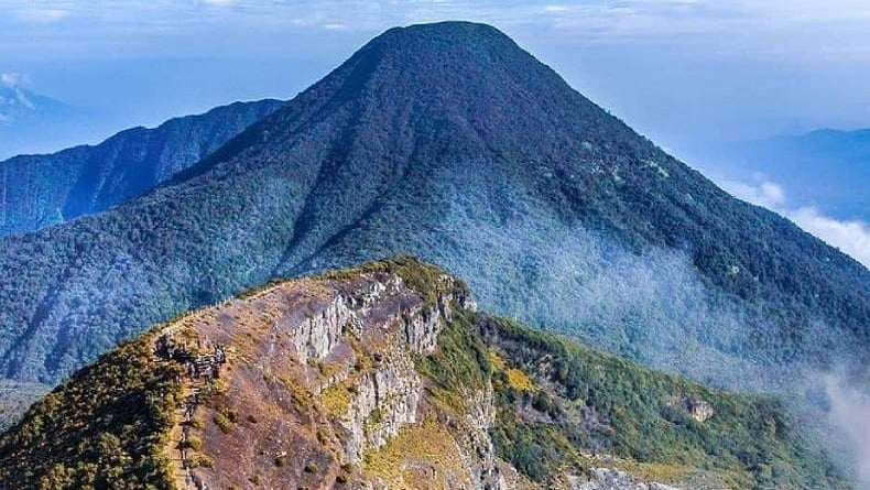 Gunung Pangrango Menyeramkan? Simak Cerita Mistisnya!