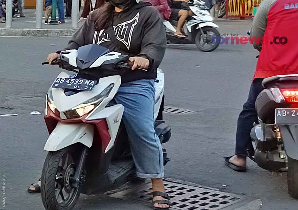 Ini Bahayanya Mengenakan Sandal Jepit saat Berkendara Motor, Cek Lengkapnya Disini!