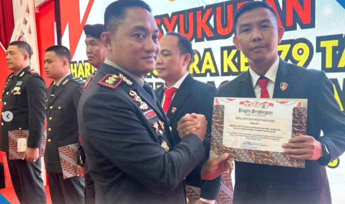 Berdedikasi, Personel Polres Pagar Alam Terima Penghargaan