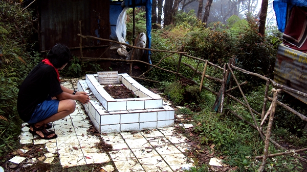 Selain Panorama Alamnya, Ternyata Banyak Orang Berziarah Kesalahsatu Makam Orang Ini di Gunung Salak