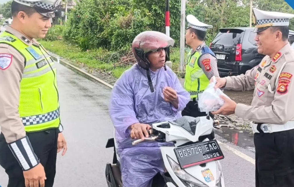 Ramadhan Penuh Berkah, Satlantas Polres Pagar Alam Bagikan Takjil kepada Pengendara