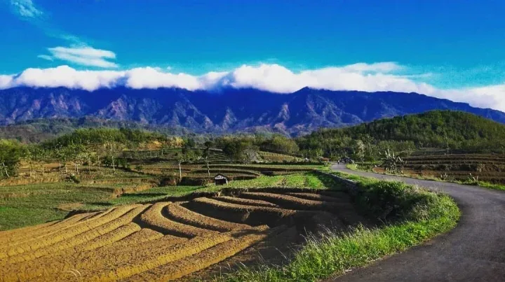 Menggali Sejarah dan Misteri Gunung Kumbang: Legenda yang Hidup di Alam