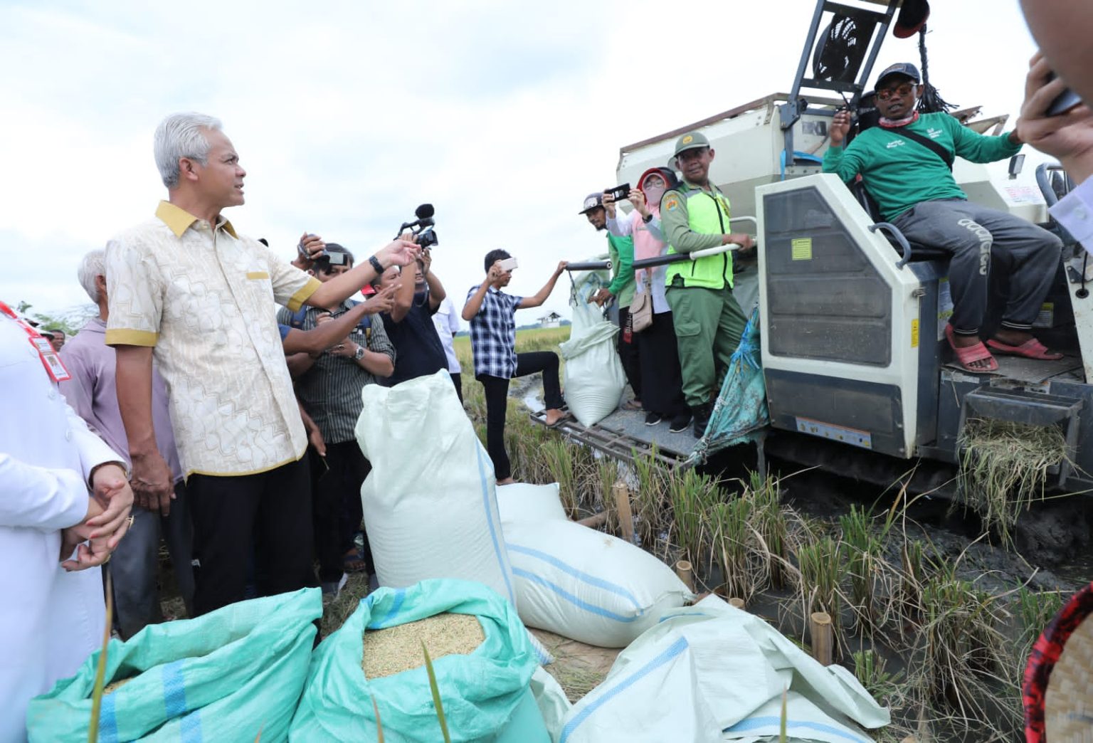 Ganjar Ajak Petani Milenial Ikut Genjot Produktivitas Padi